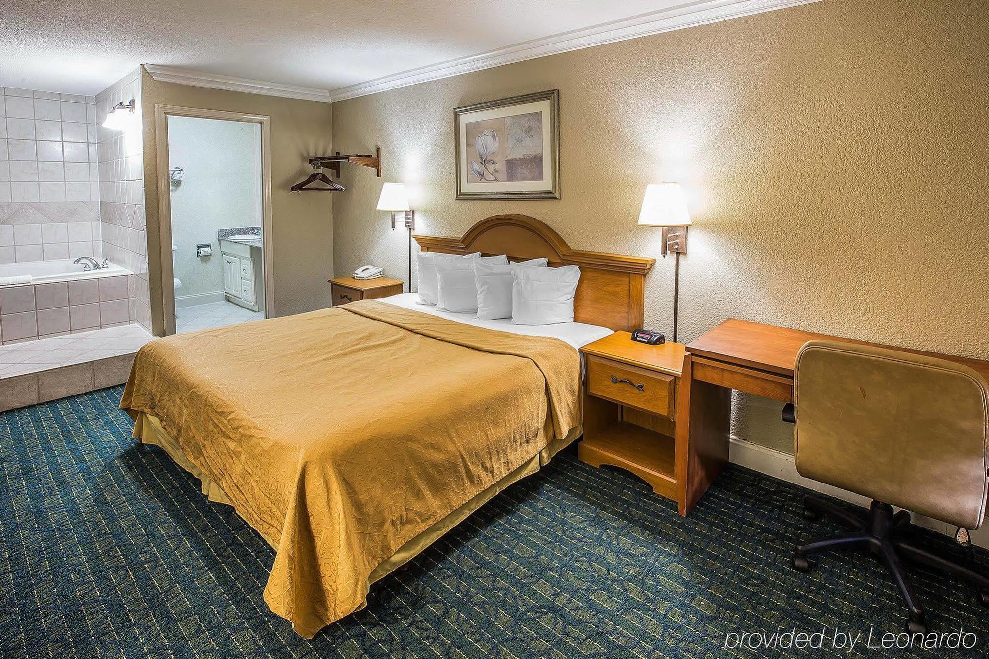 Greenville Inn & Suites Bagian luar foto