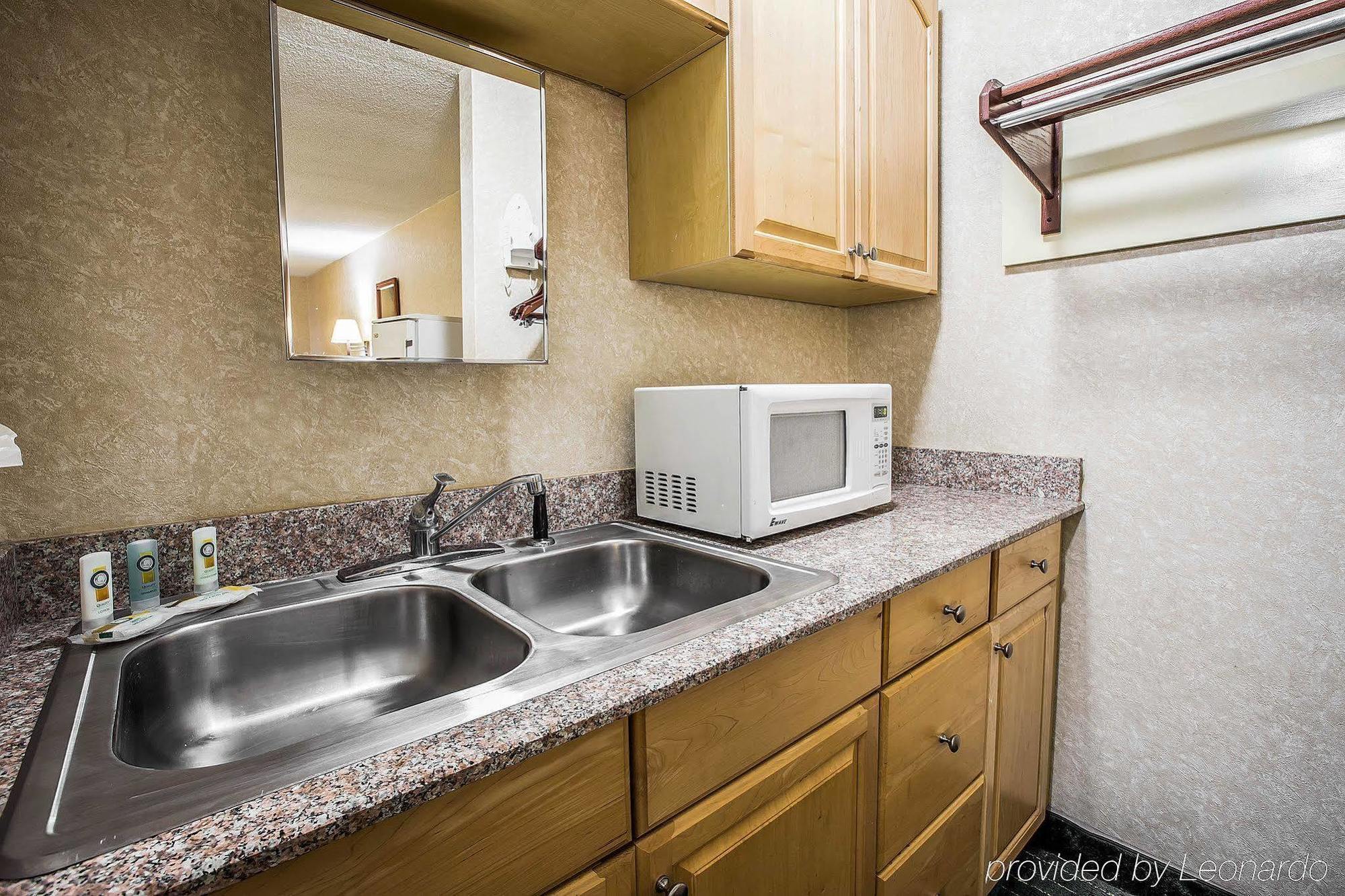 Greenville Inn & Suites Bagian luar foto