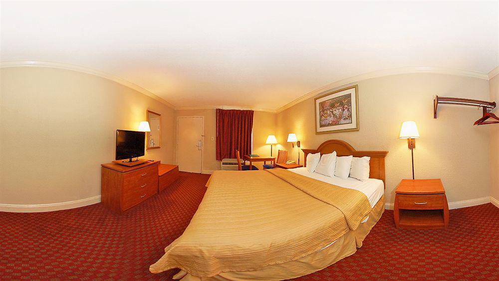 Greenville Inn & Suites Bagian luar foto